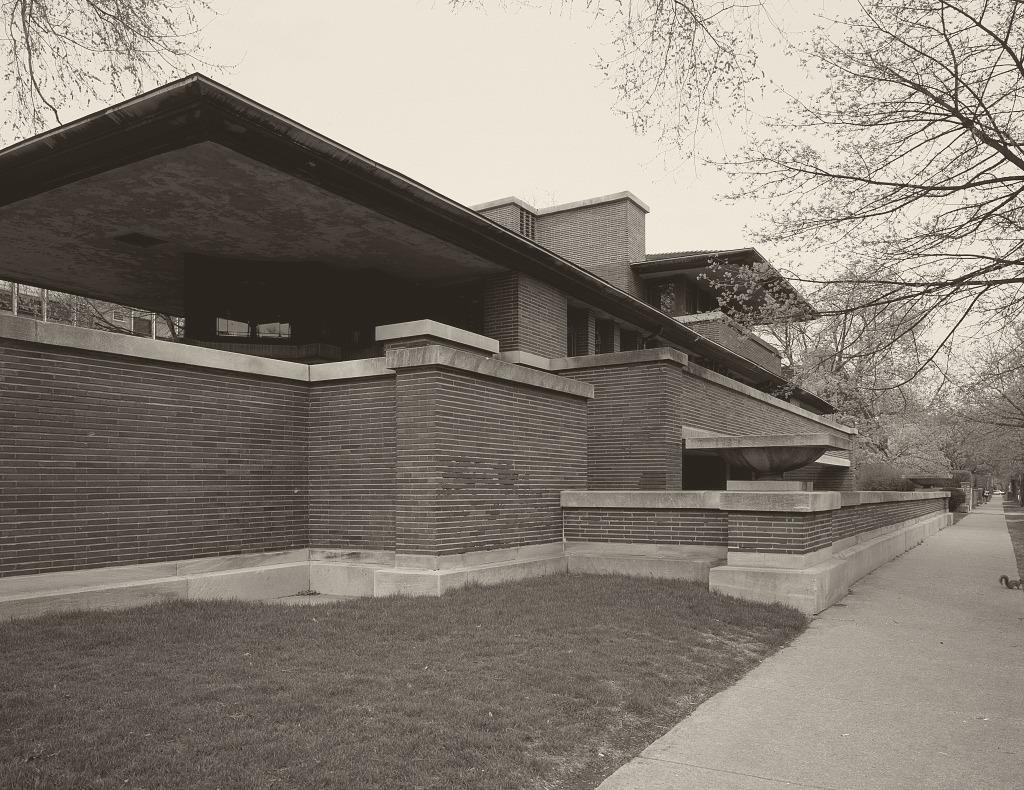 The Robie House in Chicago, long brick walls under deep cantilevered eaves